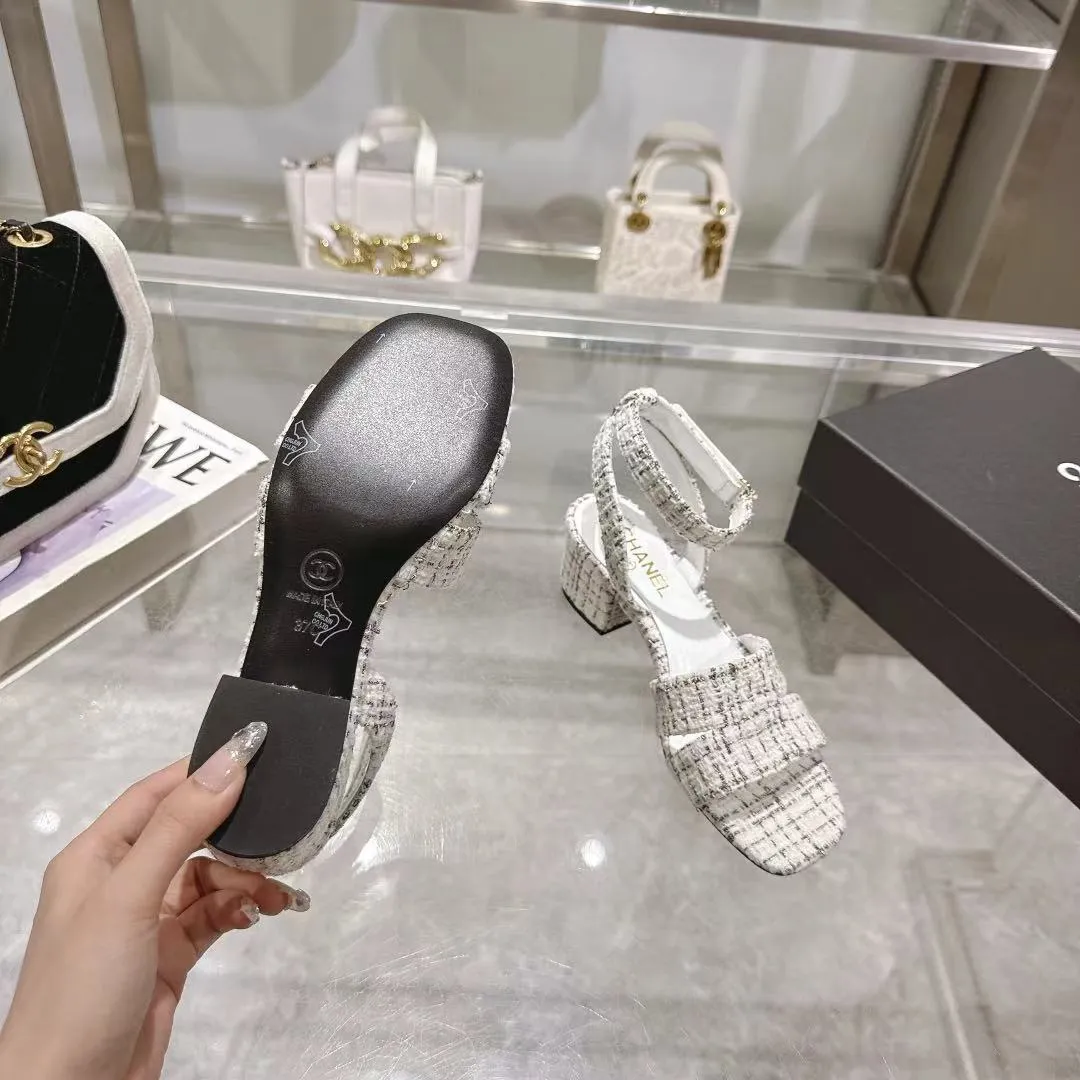 👟👟Ex-factory price 540👟👟 𝐂𝐇𝐀𝐍𝐄𝐋★Xiaoxiang New Spring and Summer Products Counter new sandals, electric embroidery Lingge’s classic elements that will never fade away 💋Showing unique dressing style, too beautiful to say anything, a must-have in summer... Upper: imported sheepskin/knitted fabric Lining: mixed sheepskin Heel height: 5cm Outsole: Italian leather outsole Shoe size: 35-39 (customized items of 40, 41 and 42 are not returnable or exchangeable)